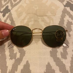 Ray-Ban Round Metal Sunglasses (Gold Frames/Black)